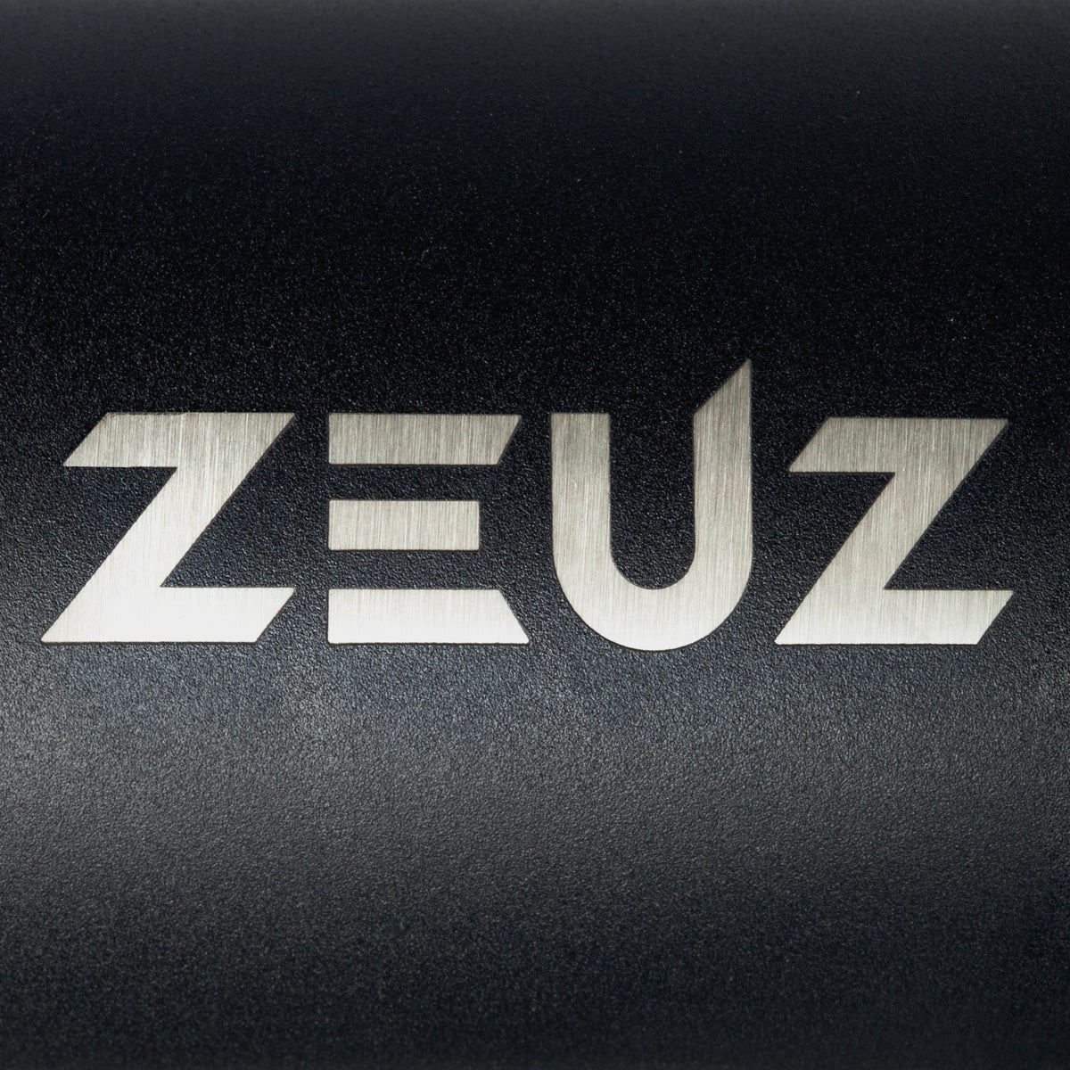 Close-up van het ZEUZ-logo op de zwarte RVS shakebeker – lasergegraveerd voor premium uitstraling