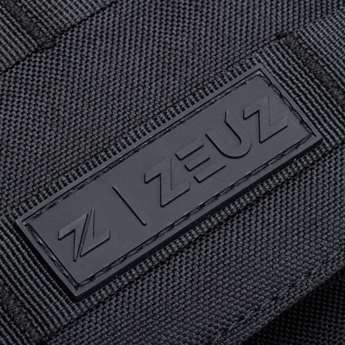 Detail van ZEUZ-logo op zwart tactical gewichtsvest – hoogwaardige afwerking voor intensieve trainingen