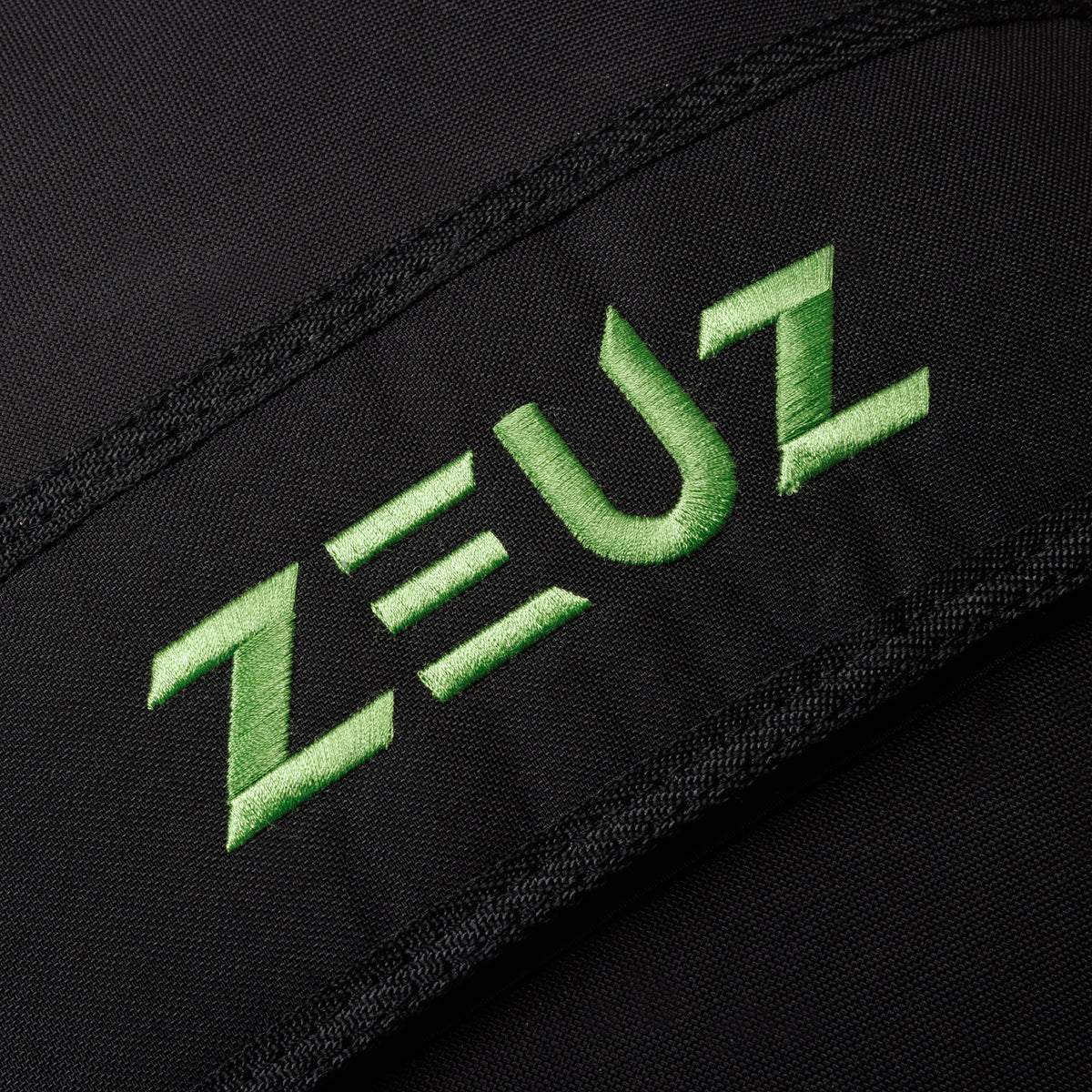 Detail van het ZEUZ logo op de Strongman Sandbag 40kg – slijtvaste afwerking