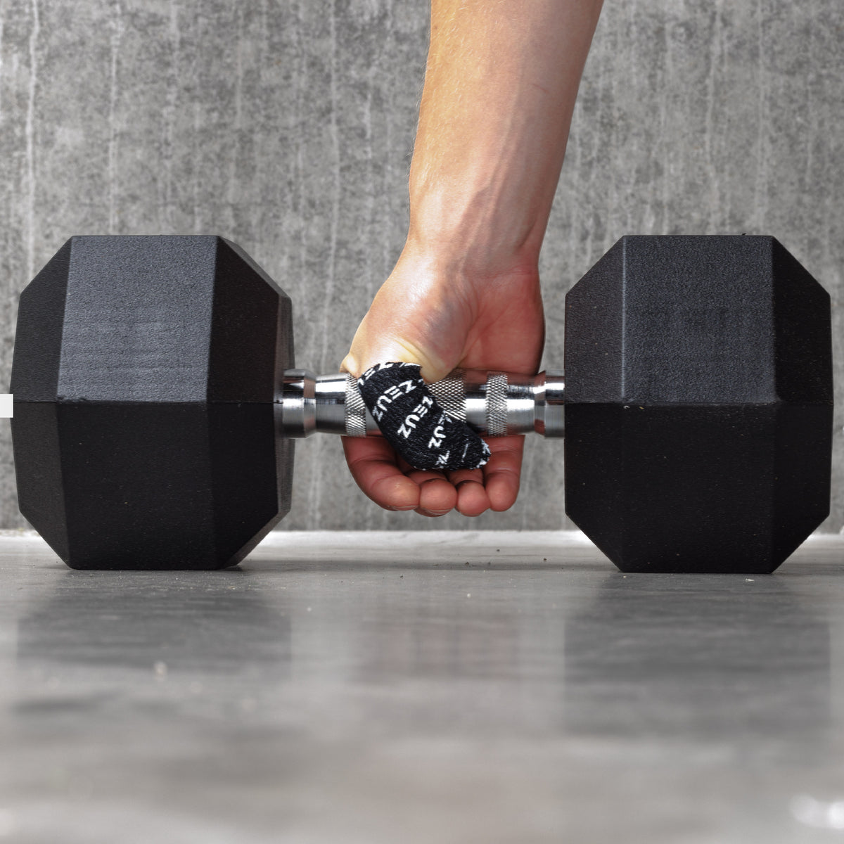 ZEUZ Gewichthef Tape zwart in gebruik tijdens training – optimale grip en ondersteuning