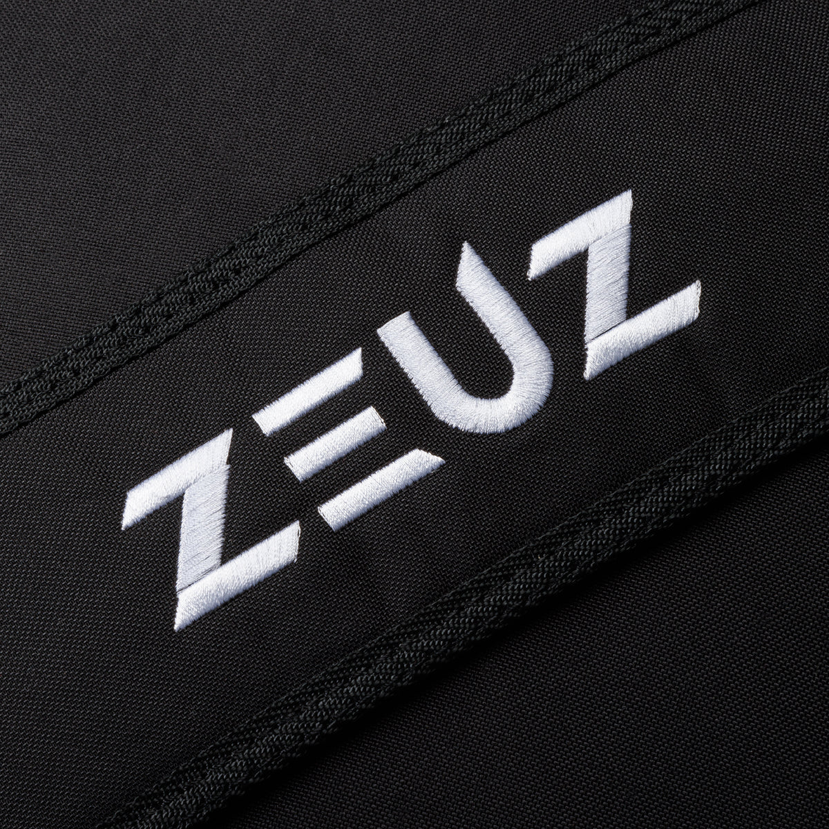 Detail van het ZEUZ logo op de Strongman Sandbag 100kg – slijtvaste afwerking