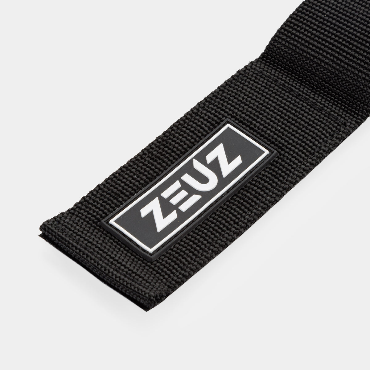 Detail van het ZEUZ-logo op de Ankle Straps zwart – rubber label