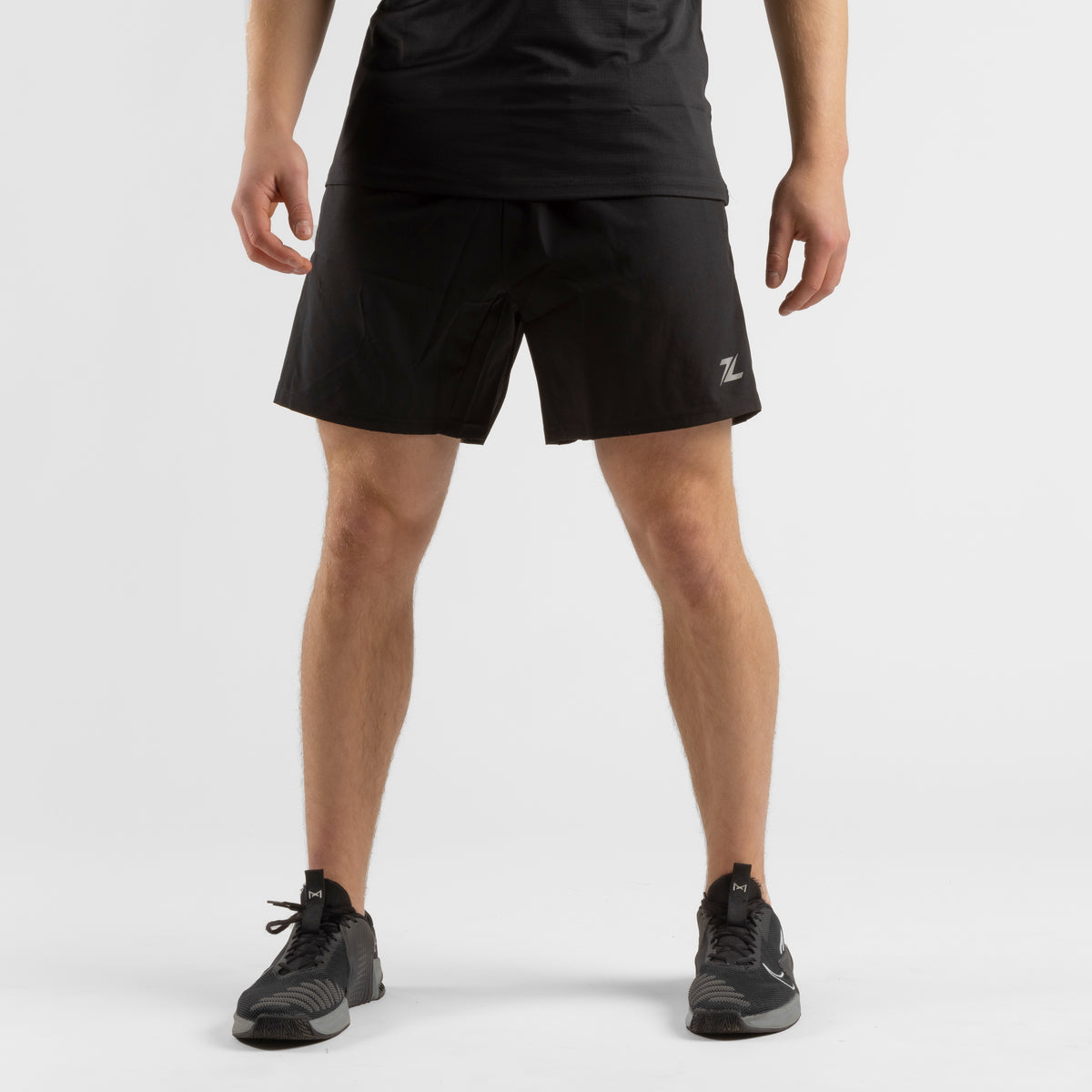 Voorkant van ZEUZ Sport Shorts zwart – minimalistisch design met elastische tailleband