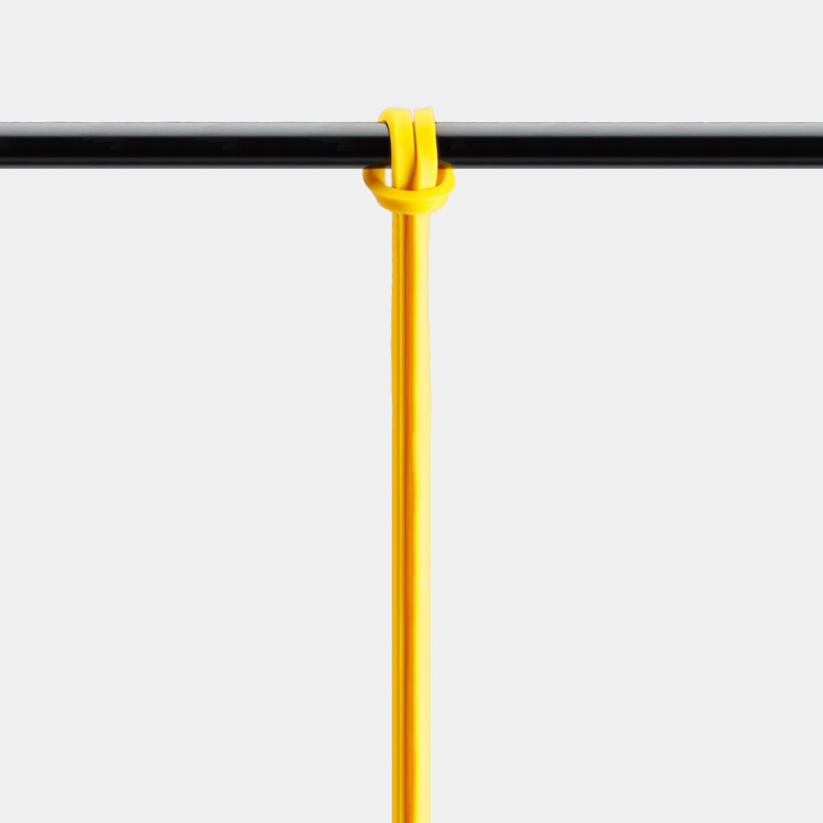 ZEUZ Powerband geel (2 tot 5 kg) geknoopt aan een stang – ideaal voor pull-up assist of stretching