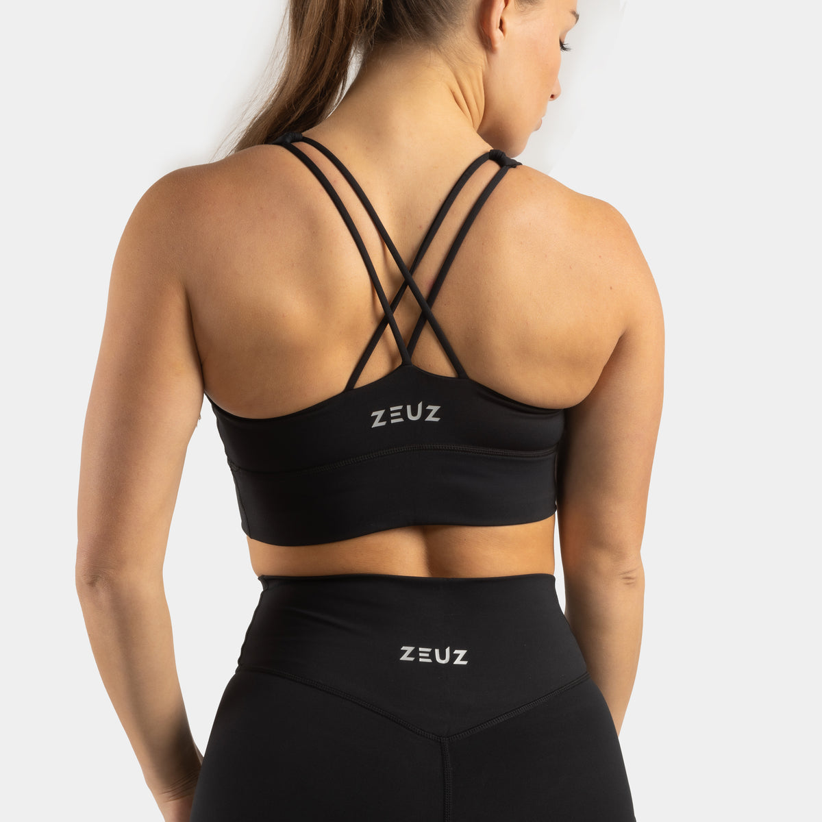 Achterkant van ZEUZ Sportbeha zwart – open rug met elastische band