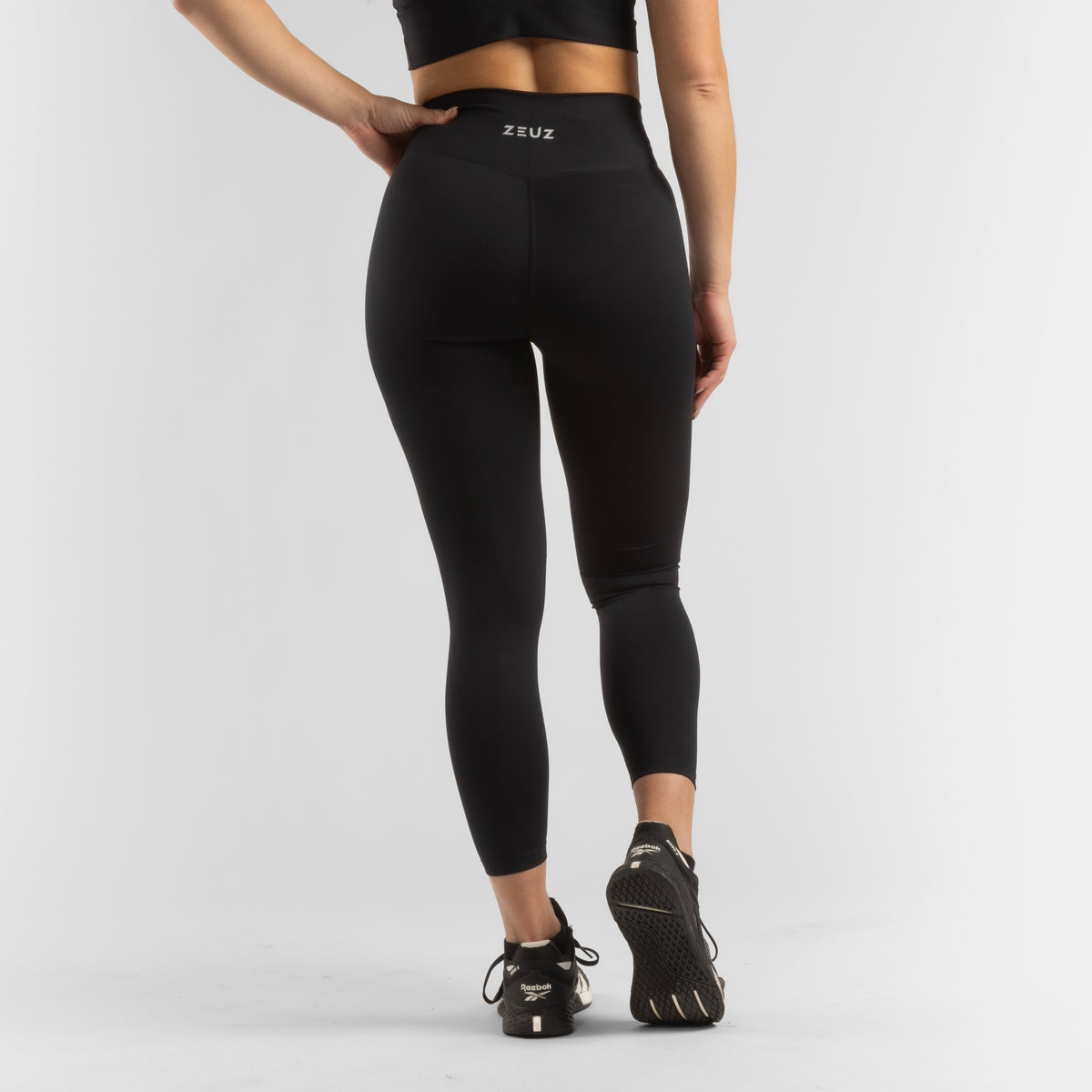 Achterkant van de ZEUZ Sportlegging lang zwart – contourvormend en squatproof