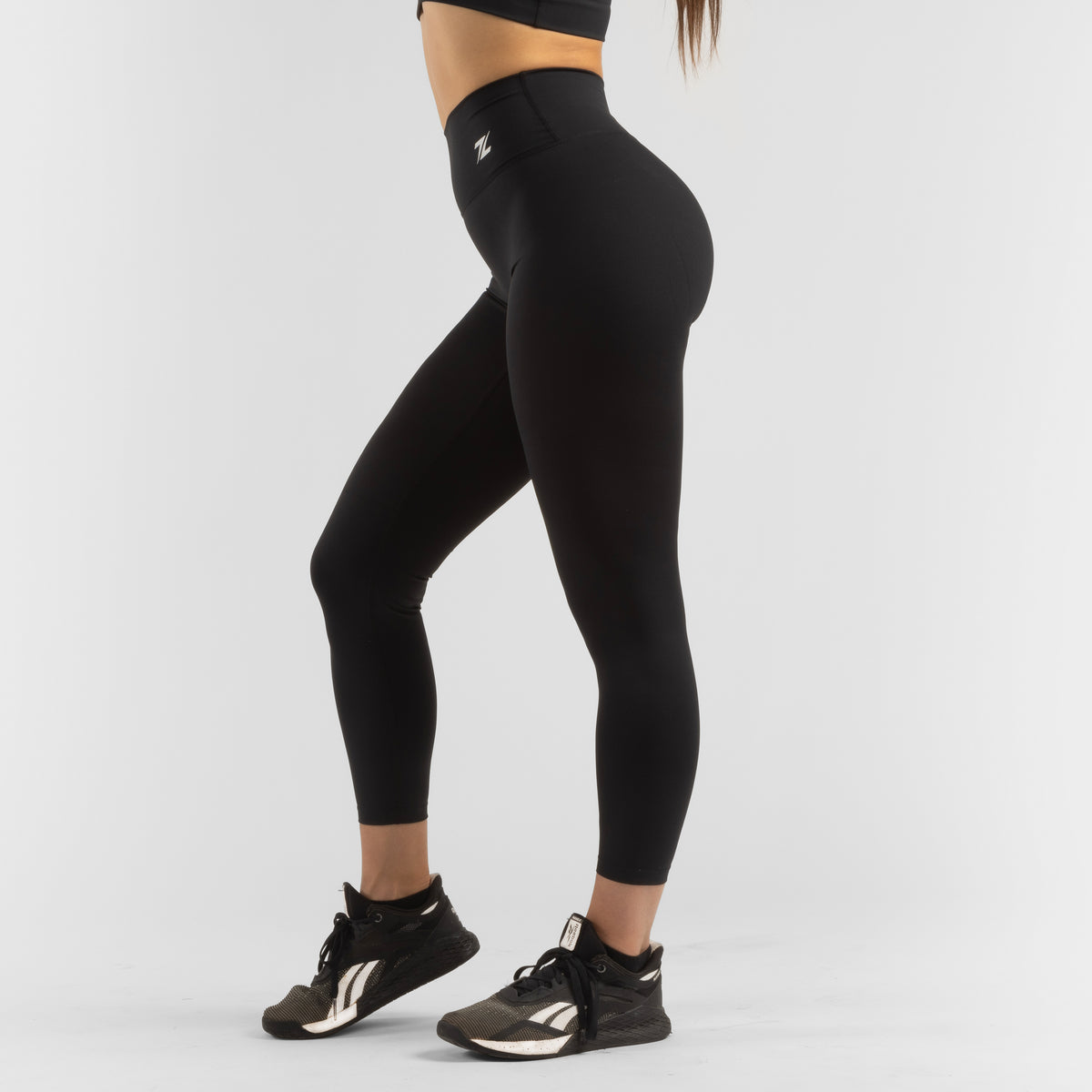 Zijkant van de ZEUZ Sportlegging lang zwart – functioneel en flatterend ontwerp