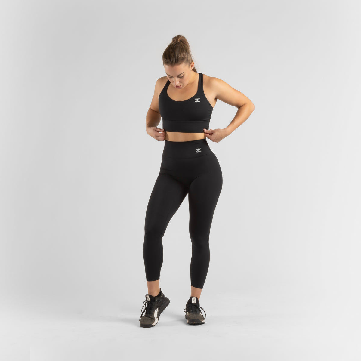 Complete outfit met ZEUZ Sportlegging lang zwart – voorkant in combinatie met sporttop