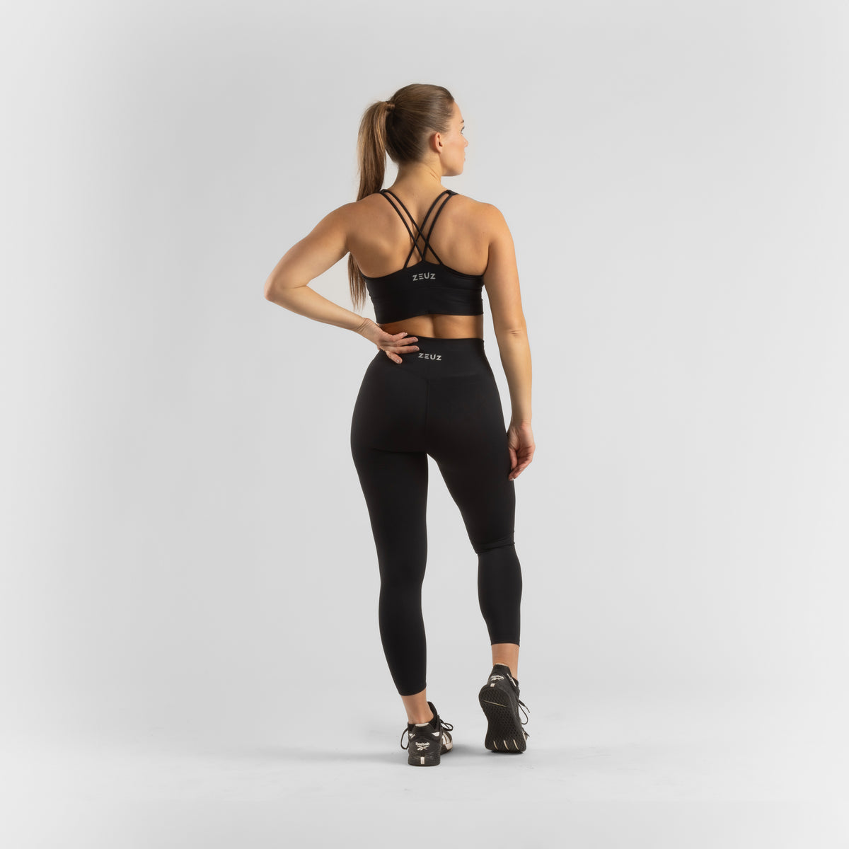 Complete outfit met ZEUZ Sportlegging lang zwart – achterkant in combinatie met sporttop